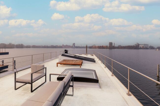 Großflächige Dachterrasse