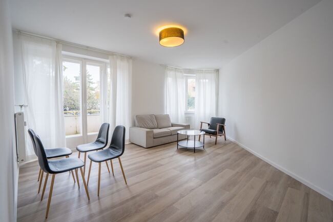 Wohnzimmer mit Balkon