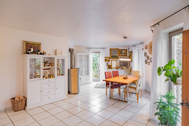 Große Fensterflächen schaffen eine freundliche, offene Wohnatmosphäre.