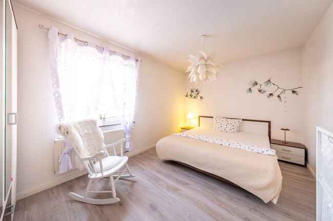 Ruhiges Schlafzimmer mit viel Platz und angenehmer Atmosphäre.