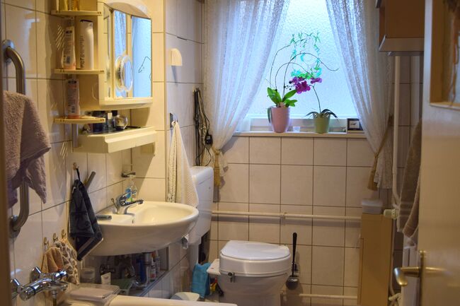 Bad mit Fenster und Badwanne