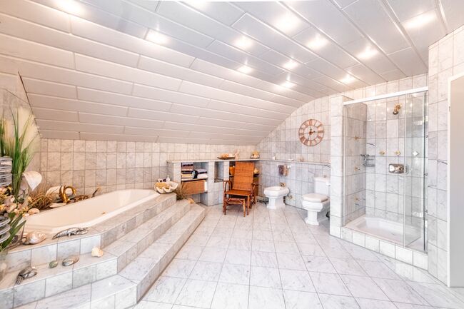 Sehr großzügiges Tageslichtbad mit Wanne, Dusche und Doppelwaschtisch.