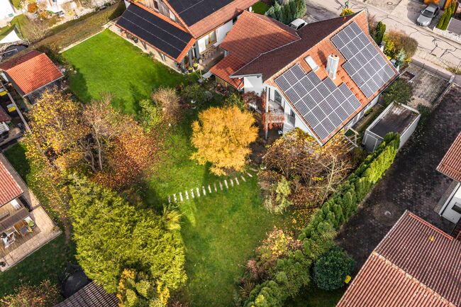 Großer, sonniger Garten – perfekt für Kinder, Gartenliebhaber und entspannte Stunden.