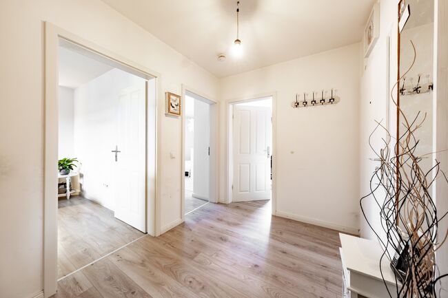 Großzügiger Flur mit klarer Struktur und Platz für Garderobe.